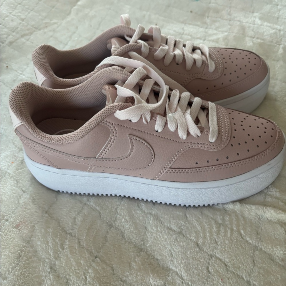 Brand New size 8.5 Nike court Alta shoes!